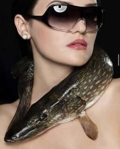 Женщина в огромных очках с змеёй вокруг шеи