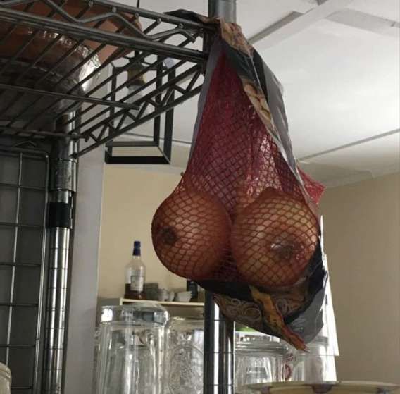 обнажённая женщина в сетчатых колготках, висящая в мешке на полке