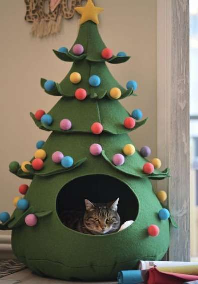 Кот в игрушечном елочном домике из фетра.