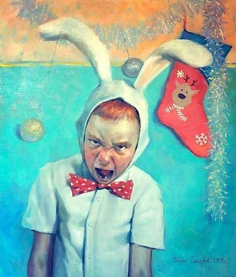 Ребёнок в костюме зайчика кричит на фоне праздничной ёлки