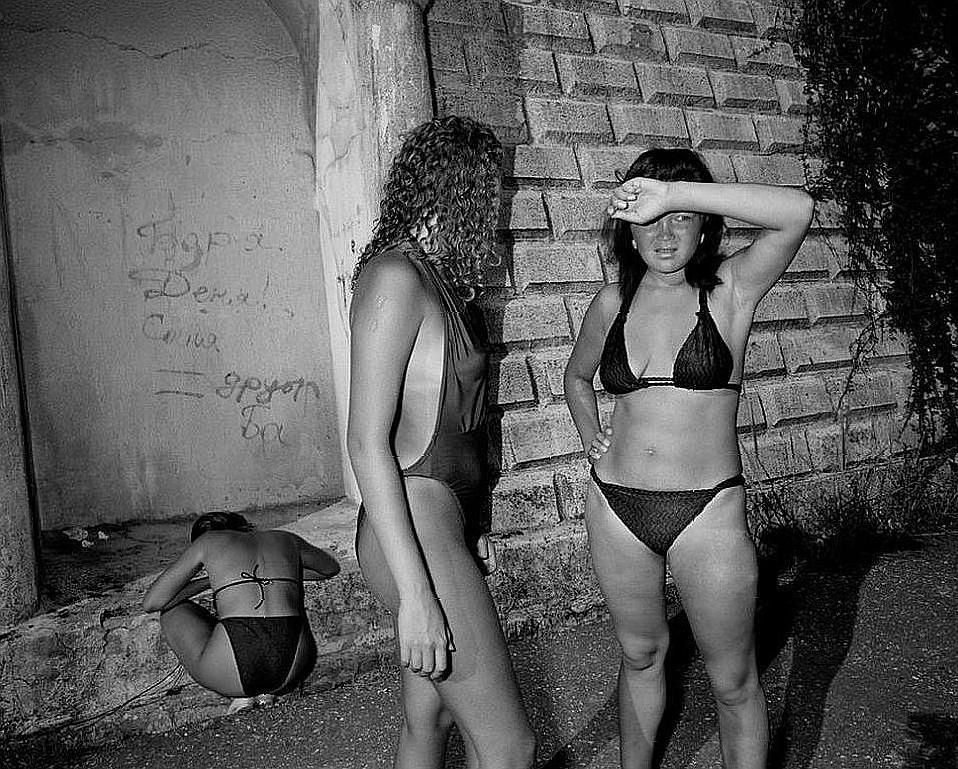 неразборчивая надпись на стене