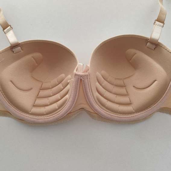 Бюстгальтер-поддержка с необычной формой чашек.