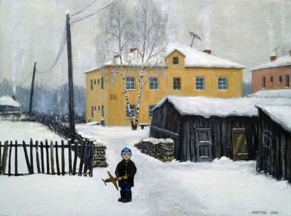 Зимняя деревня. Ребёнок стоит в снегу возле жилого дома и сараев.