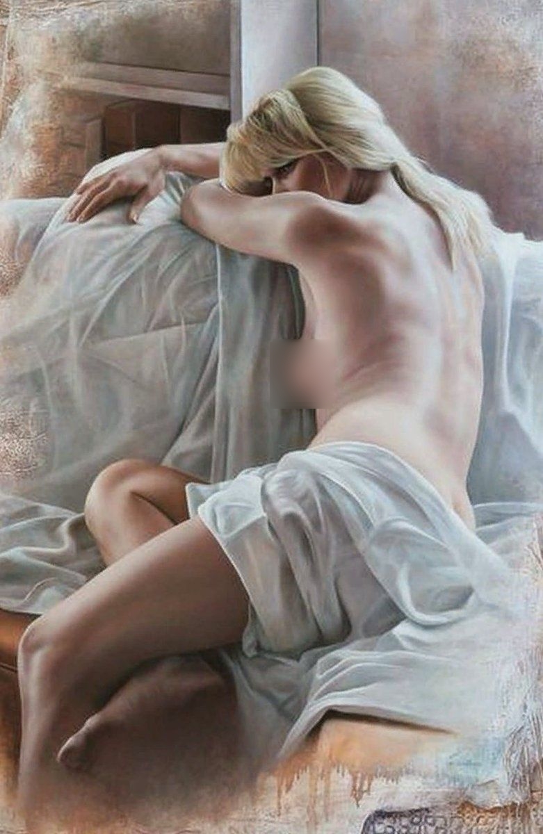 Обнаженная женщина на кровати, частично скрытая тканью