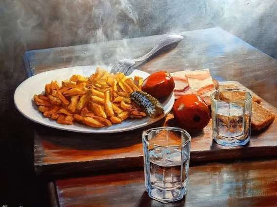 Стол с тарелкой фри, помидорами и хлебом на деревянной доске, два стакана воды.