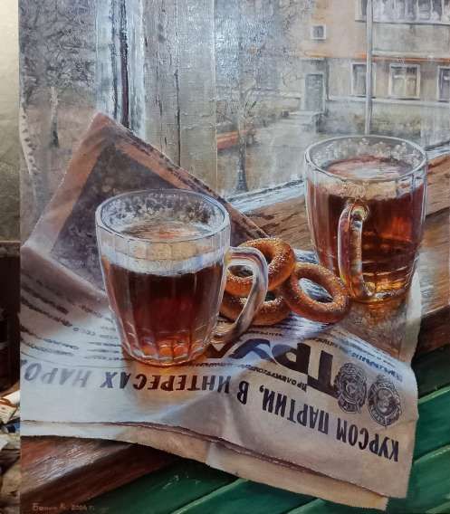 Два стеклянных кружки с напитком и крендель на газетке у окна