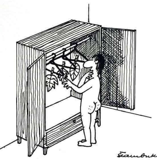 Голый человек рассматривает велосипед в шкафу