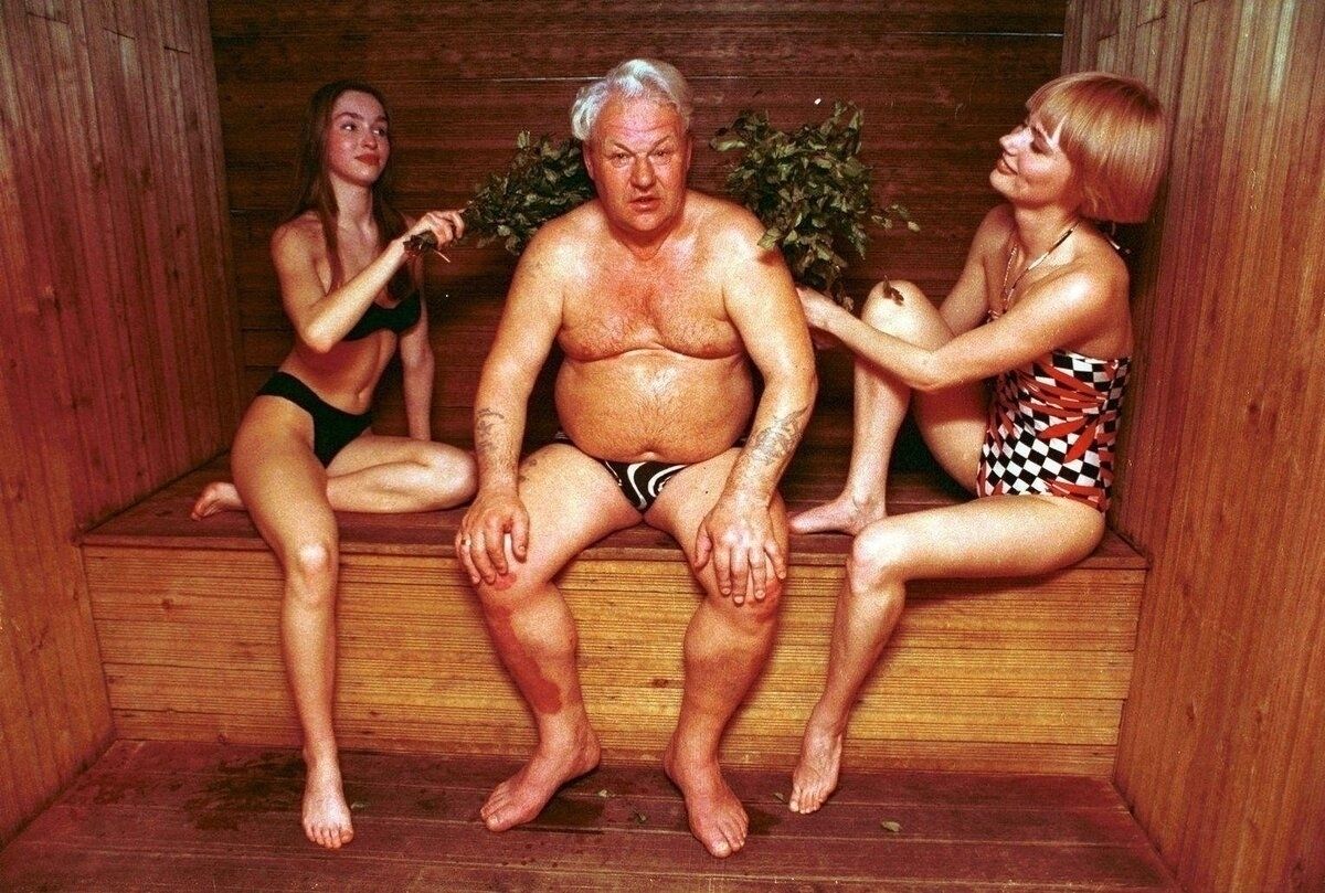 Сауна: взрослый мужчина и две женщины в купальниках, сексуальная подача.
