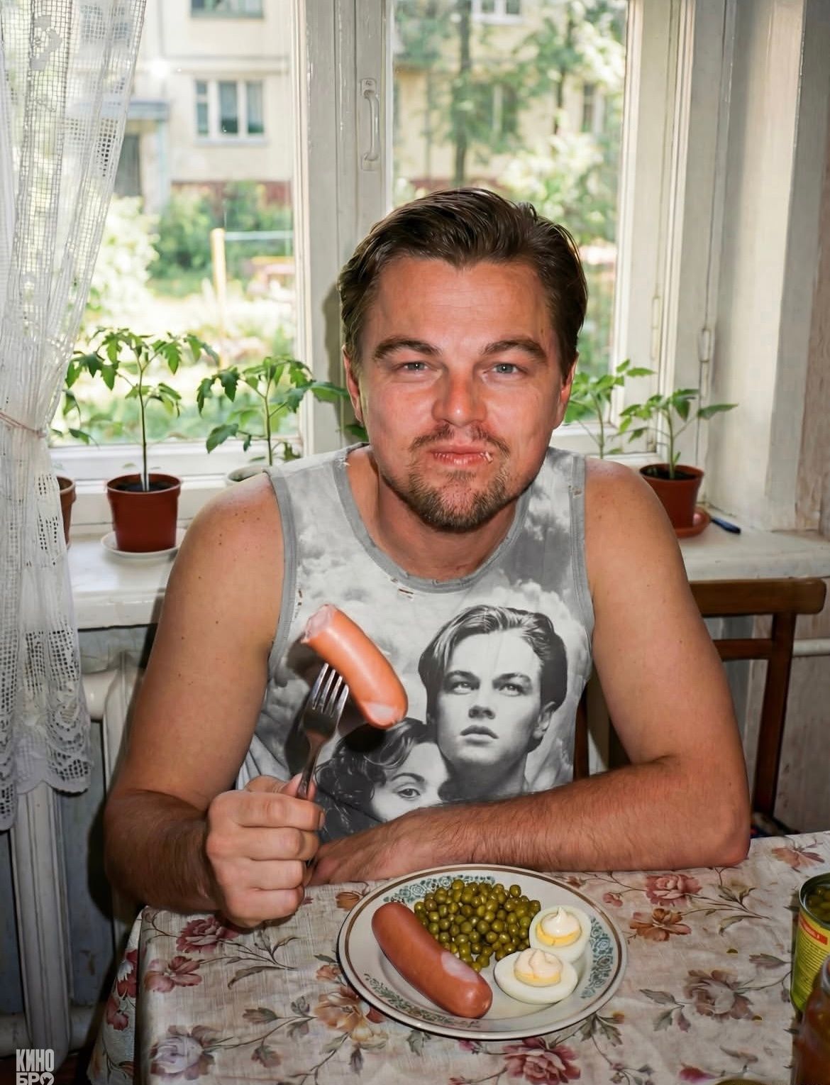 Мужчина за столом с сосиской, тарелка с горошком и яйцами, в домашней обстановке