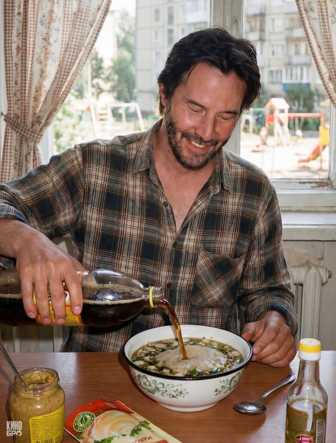 Мужчина улыбается и наливает бульон в миску супа за столом