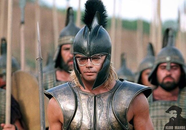 Воин в доспехе с копьём на поле боя