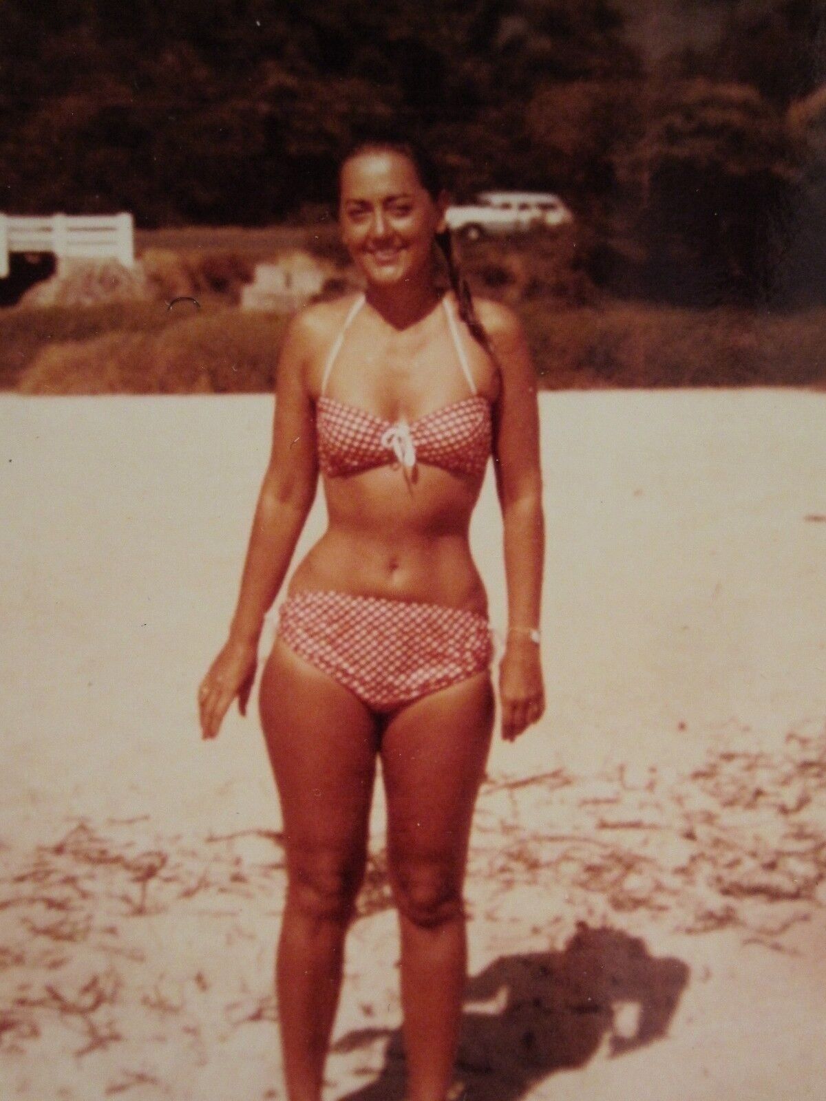 Женщина в красно-белом купальнике на пляже, ретро фото