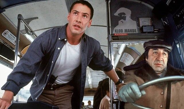 Сцена внутри автобуса: мужчина держится за поручни и водитель за рулем, напряжённое выражение лица