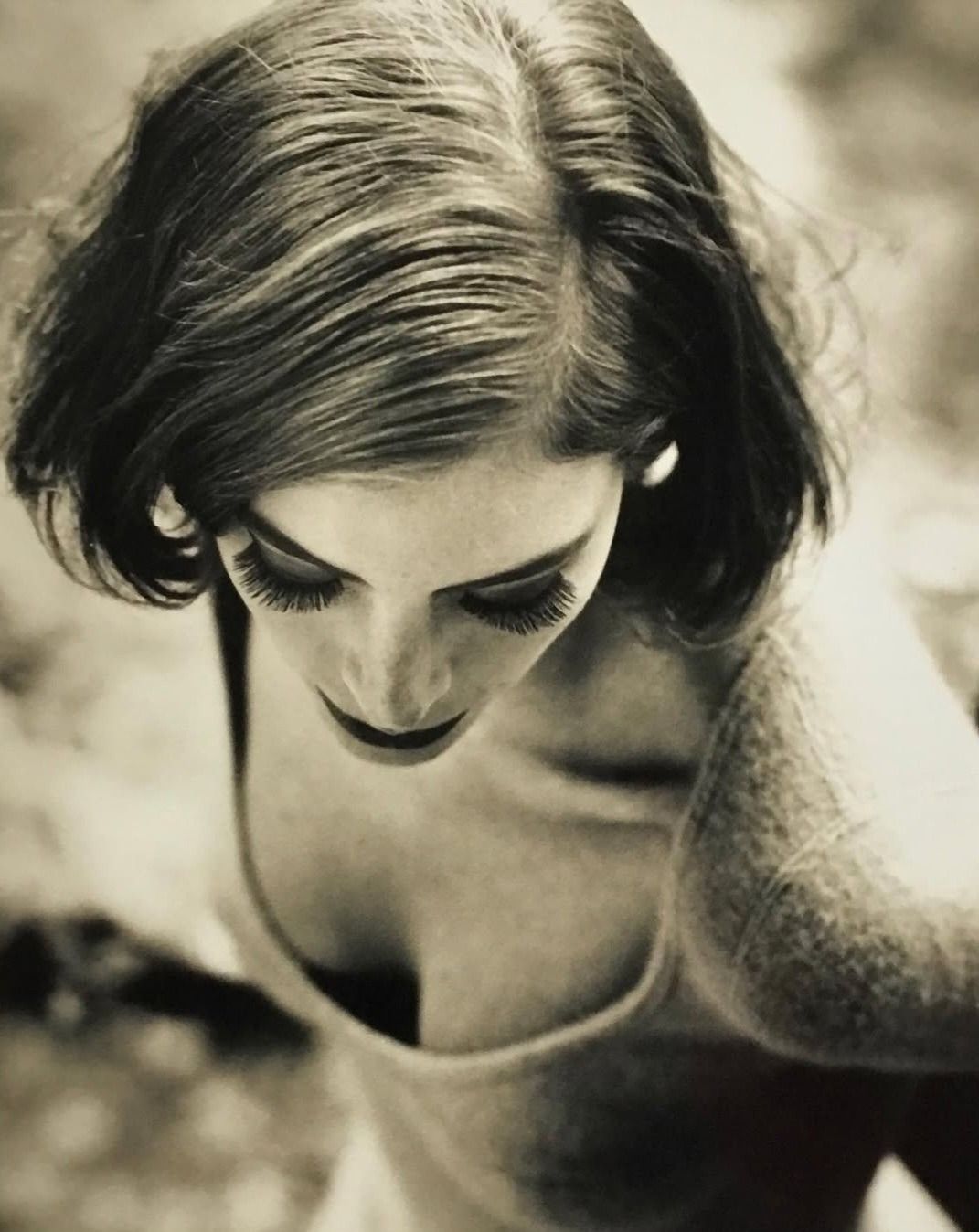 Черно-белый кадр женщины, смотрящей вниз