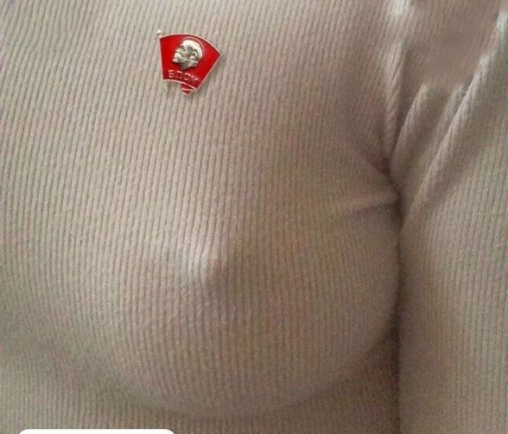 Фрагмент женщины в светлом свитере, сосредоточен на груди и поверхности ткани.