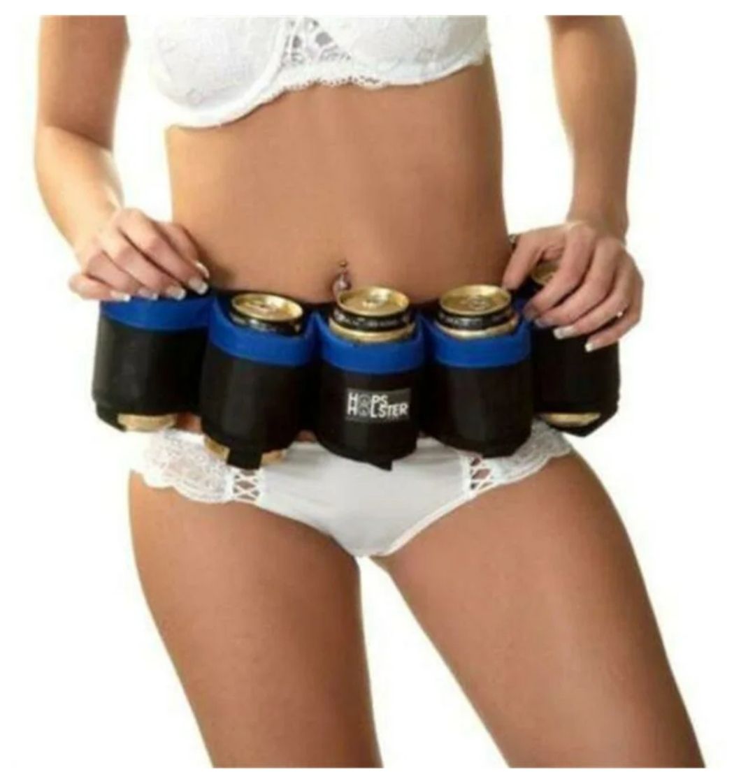 Женщина в белье с держателями для банок пива вокруг талии.