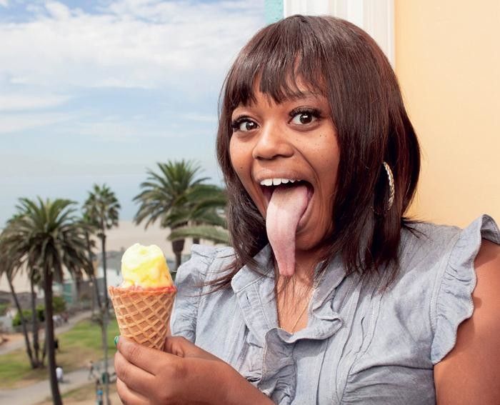 Женщина с мороженым на фоне пальм