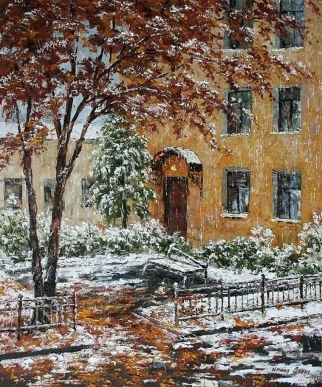 Пейзажная сцена: осень с деревьями и снегом возле желтого дома