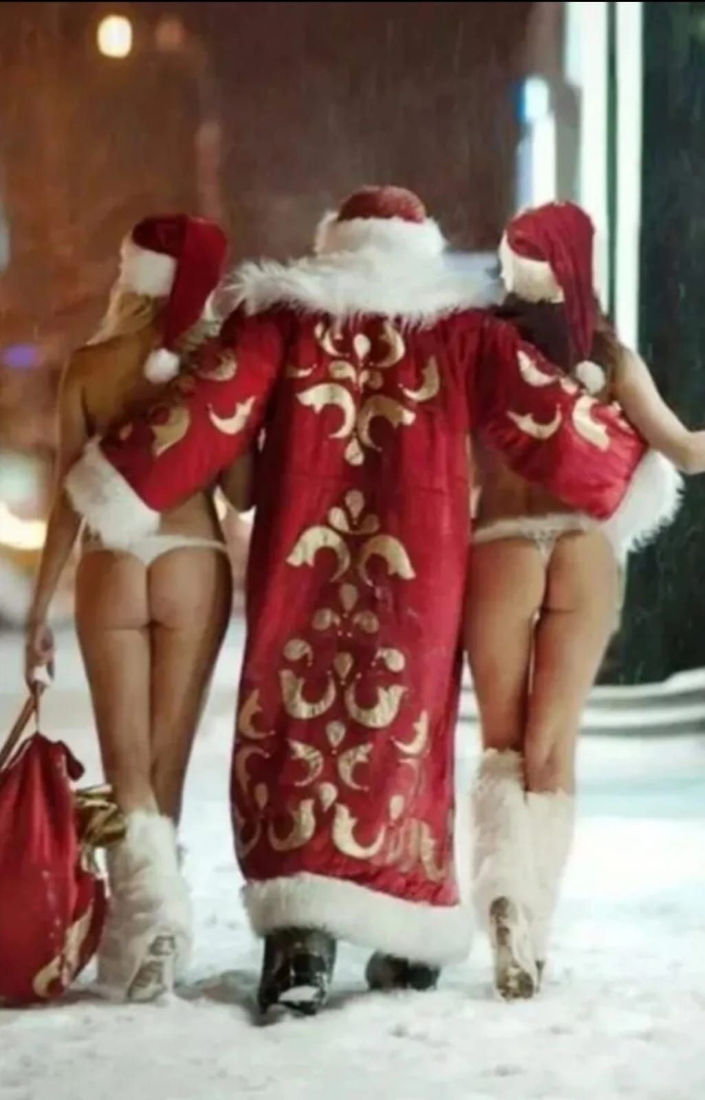 Три фигуры в новогодних костюмах, видны ягодицы, на улице ночью.