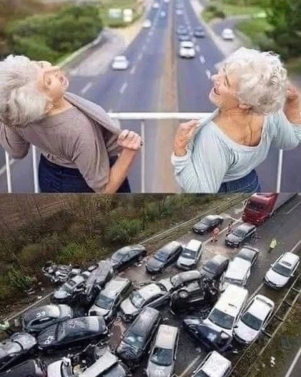 Две пожилые женщины на мосту сверху и авария с большим скоплением машин внизу
